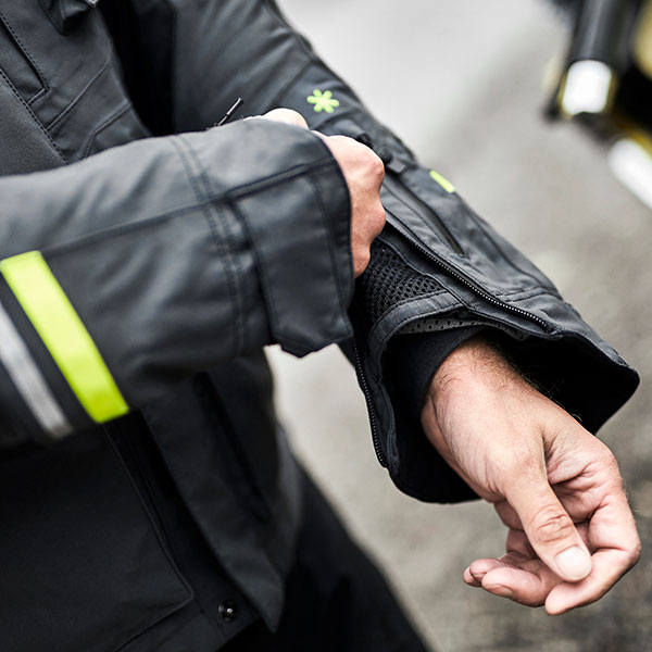 klim_textile-jacket_kodiak-gore-tex-waterproof_asphalt-hi-vis_lifestyle4.jpg