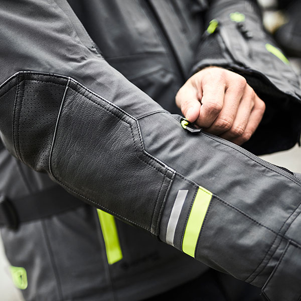 klim_textile-jacket_kodiak-gore-tex-waterproof_asphalt-hi-vis_lifestyle5.jpg