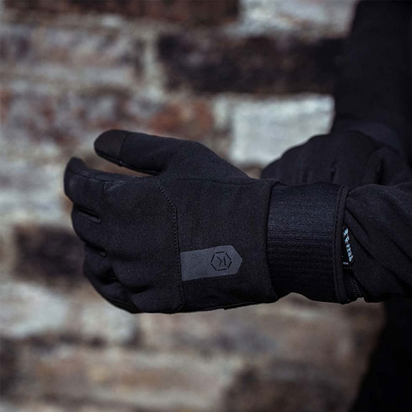 knox_action_pro_e_bike_glove_lifestyle1.jpg