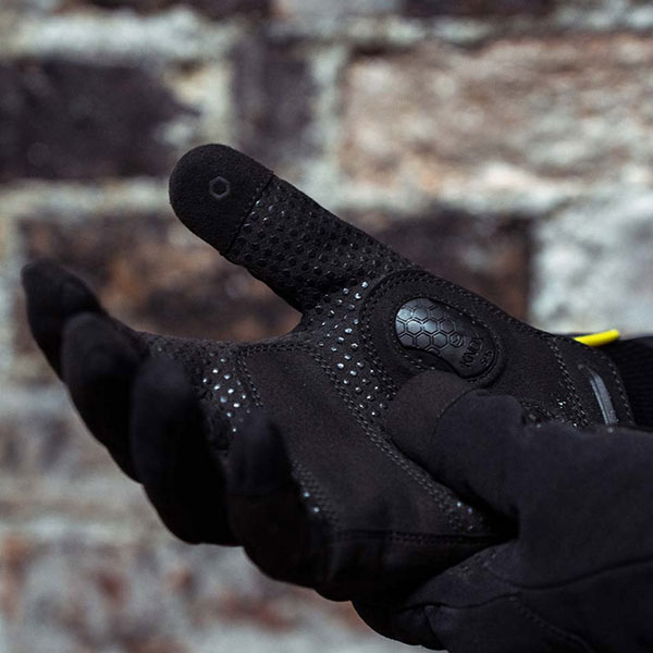 knox_action_pro_e_bike_glove_lifestyle2.jpg