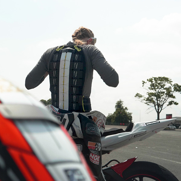 knox_back-protector_aegis-black_lifestyle3.jpg