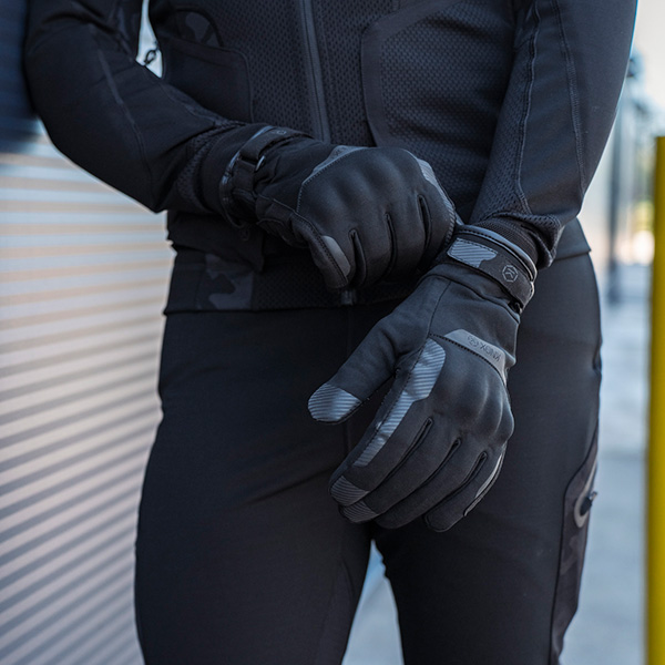 knox_gloves_action-pro-wp_black_lifestyle3.jpg