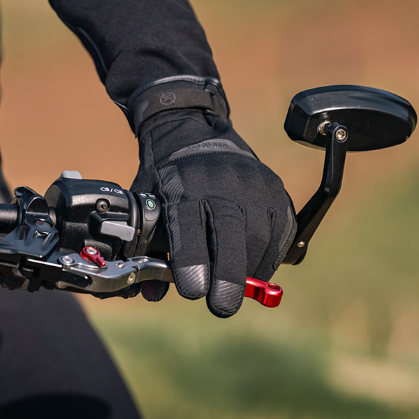 knox_gloves_action-pro-wp_black_lifestyle4.jpg
