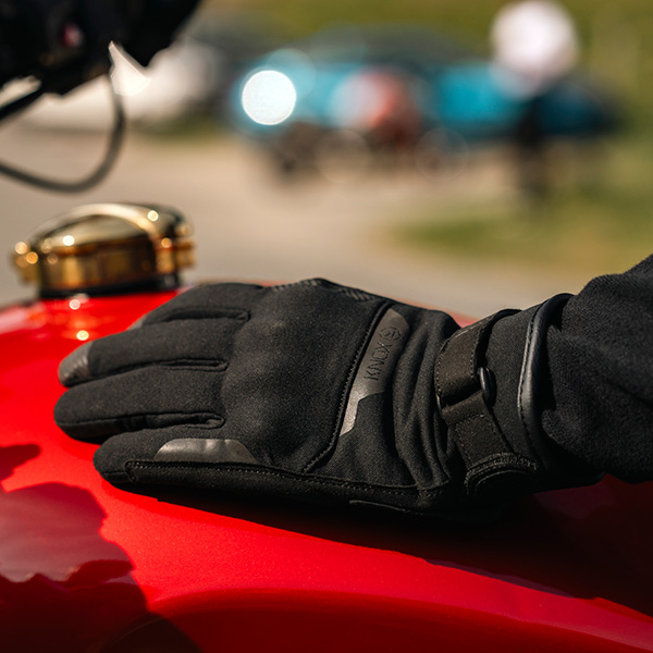 knox_gloves_action-pro-wp_black_lifestyle5.jpg