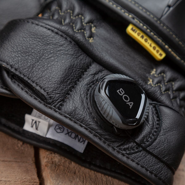 knox_leather_gloves_handroid-pod-mk-4-ce_black-sand_lifestyle2.jpg