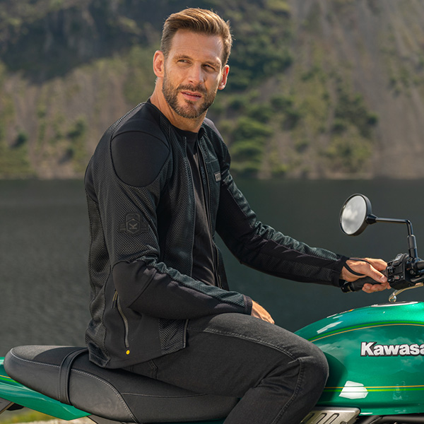 knox_urbane_pro_mk3_black_lifestyle3.jpg