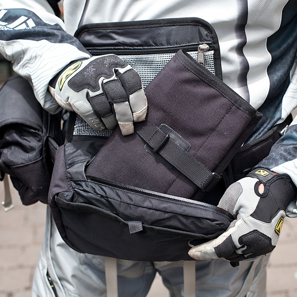 kriega_luggage_r8-waistpack_lifestyle2.jpg
