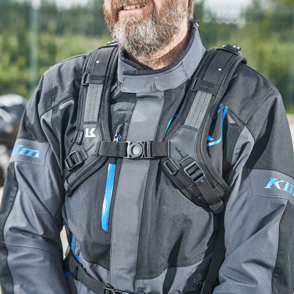 kriega_luggage_trial-9-adventure-backpack_lime_lifestyle2.jpg
