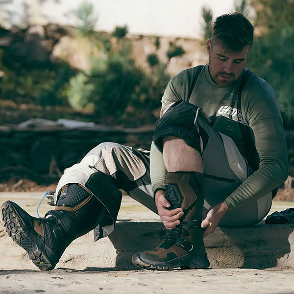 leatt_boots_hydradri_desert_lifestyle1.jpg