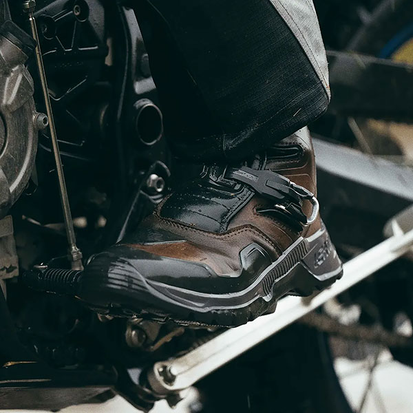 leatt_boots_hydradri_desert_lifestyle2.jpg