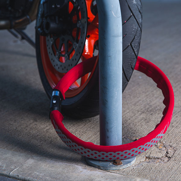 litelok_gold-moto-108-twin-lock_red_sbs-lifestyle1.jpg