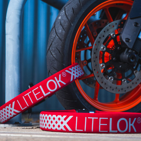 litelok_gold-moto-108-twin-lock_red_sbs-lifestyle3.jpg