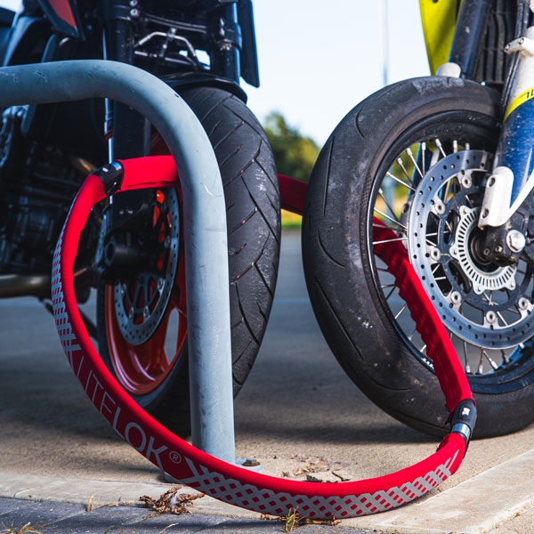 litelok_gold-moto-108-twin-lock_red_sbs-lifestyle4.jpg