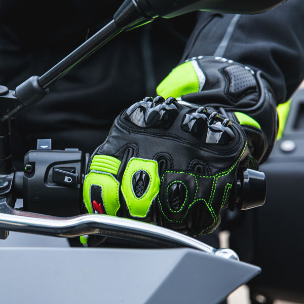 ls2_gloves_leather_swift_black-neon-yellow_lifestyle2.jpg