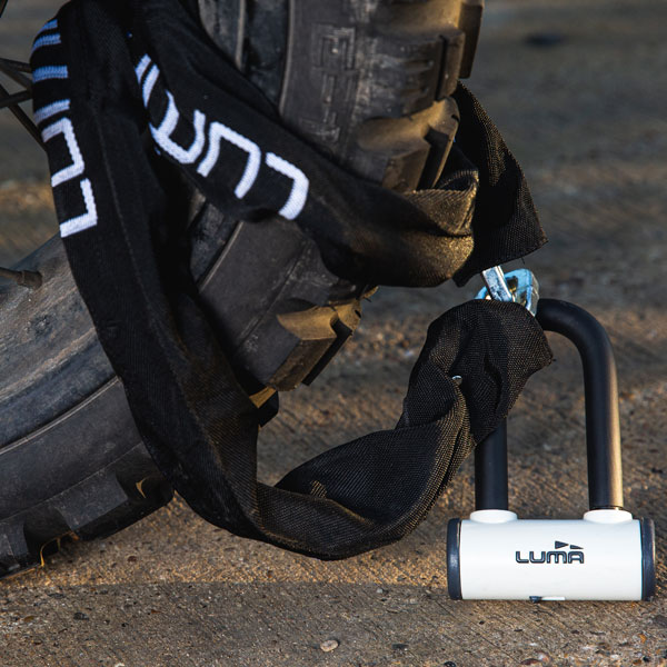 luma_procombi-150-chain-and-d-lock_white-black_lifestyle1.jpg
