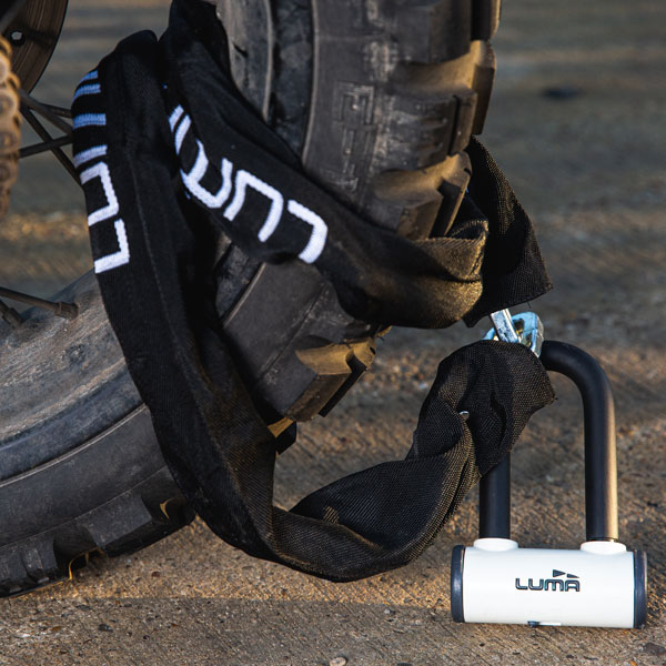 luma_procombi-150-chain-and-d-lock_white-black_lifestyle2.jpg