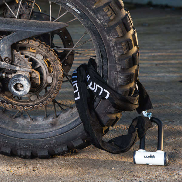 luma_procombi-150-chain-and-d-lock_white-black_lifestyle4.jpg