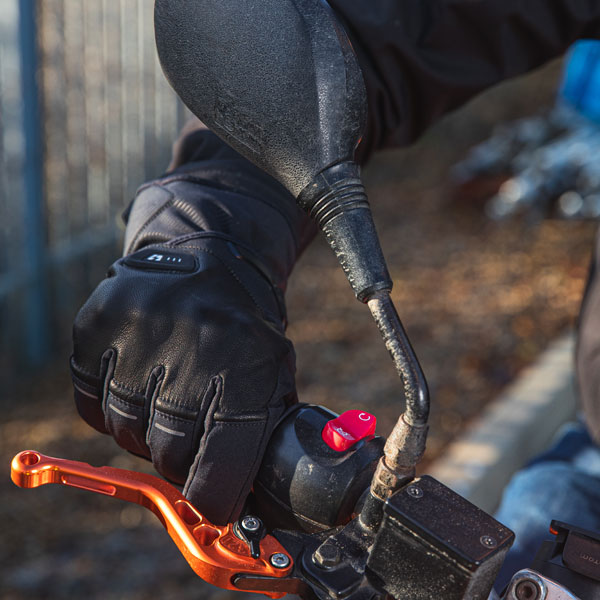 macna_gloves-mixed_era-rtx-heated_black_lifestyle1.jpg