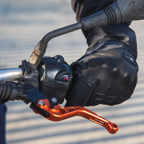 macna_gloves-mixed_era-rtx-heated_black_lifestyle2.jpg