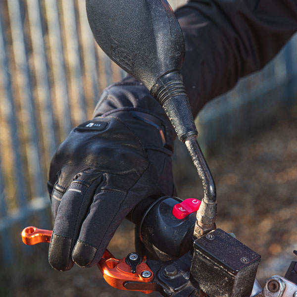 macna_gloves-mixed_era-rtx-heated_black_lifestyle3.jpg