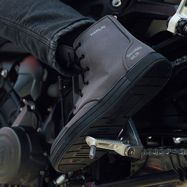 merlin_boots_textile_knots-d3o-canvas_grey_lifestyle2.jpg
