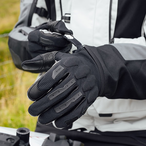 merlin_gloves_leather_aerolite-d3o-enduro_black_lifestyle1.jpg