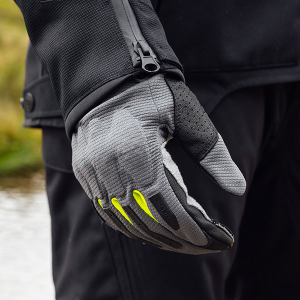 merlin_gloves_leather_aerolite-d3o-enduro_grey_lifestyle1.jpg