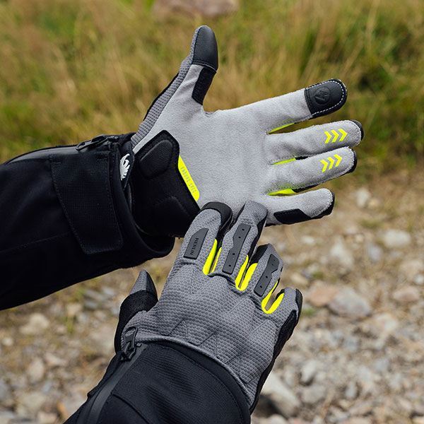 merlin_gloves_leather_aerolite-d3o-enduro_grey_lifestyle2.jpg