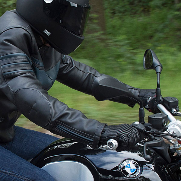 merlin_gloves_leather_padget_black_lifestyle.jpg