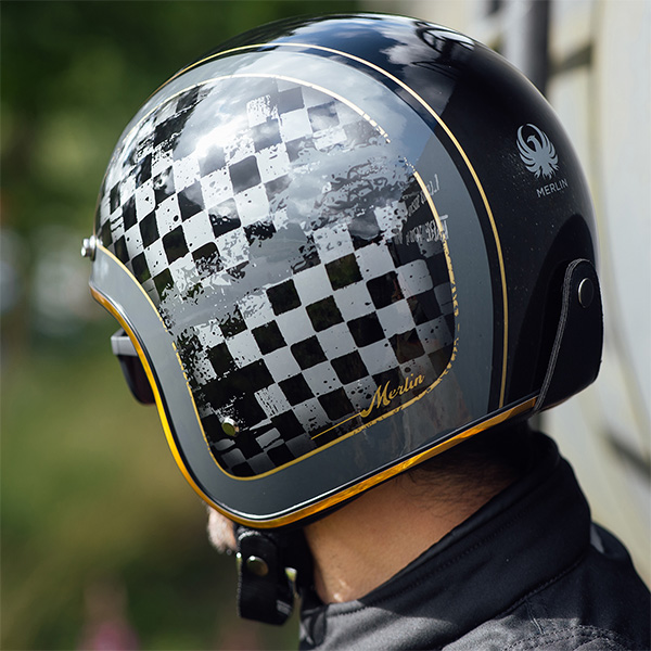 merlin_helmets_blackbird_racer-black_lifestyle2.jpg