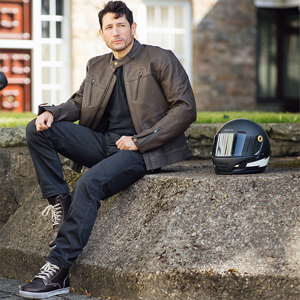merlin_helmets_revival_flash-matt-black_lifestyle1.jpg