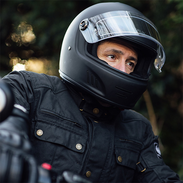 merlin_helmets_revival_matt-black_lifestyle1.jpg