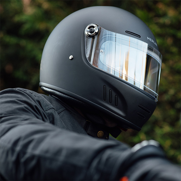 merlin_helmets_revival_matt-black_lifestyle2.jpg