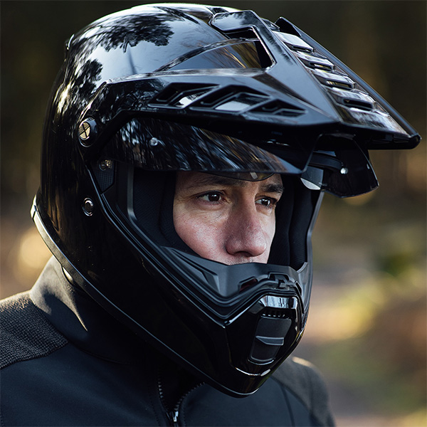 merlin_helmets_torres_gloss-black_lifestyle1.jpg