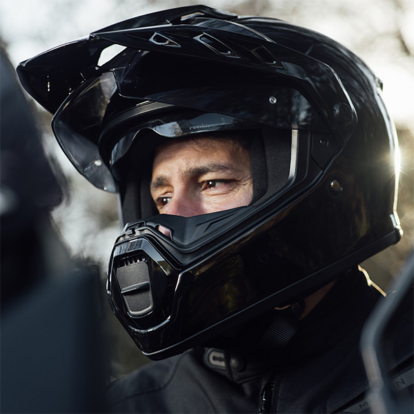 merlin_helmets_torres_gloss-black_lifestyle2.jpg
