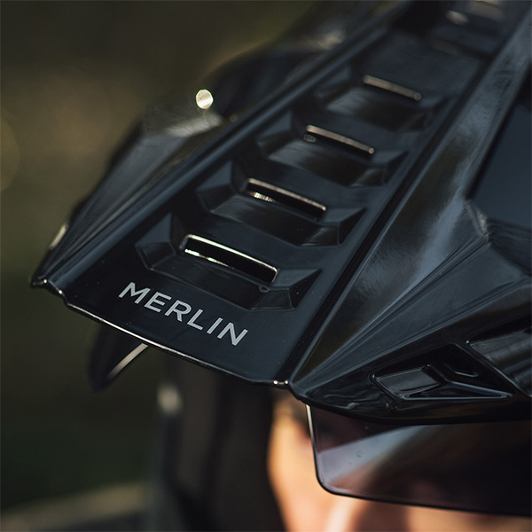 merlin_helmets_torres_gloss-black_lifestyle3.jpg