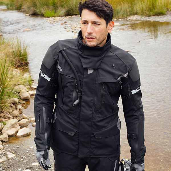 merlin_jacket_textile_akashi-pro-laminate-d3o_black_lifestyle1.jpg