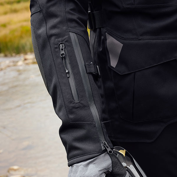 merlin_jacket_textile_akashi-pro-laminate-d3o_black_lifestyle2.jpg