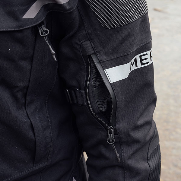 merlin_jacket_textile_akashi-pro-laminate-d3o_black_lifestyle3.jpg