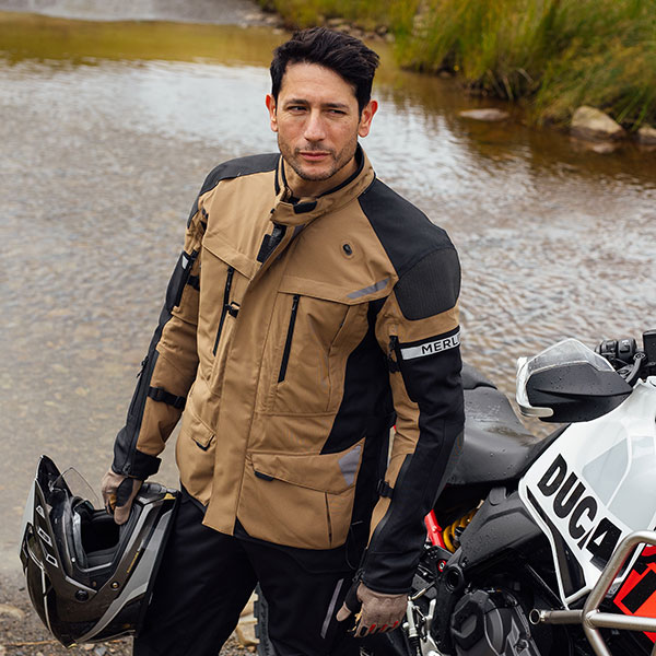 merlin_jacket_textile_akashi-pro-laminate-d3o_desert_lifestyle1.jpg