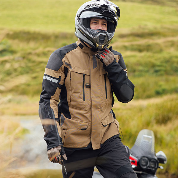 merlin_jacket_textile_akashi-pro-laminate-d3o_desert_lifestyle2.jpg