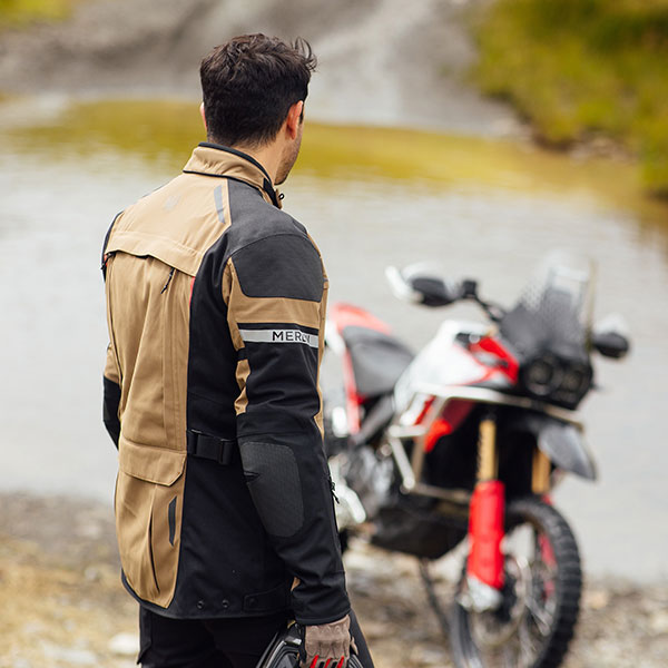 merlin_jacket_textile_akashi-pro-laminate-d3o_desert_lifestyle3.jpg