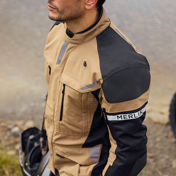 merlin_jacket_textile_akashi-pro-laminate-d3o_desert_lifestyle4.jpg