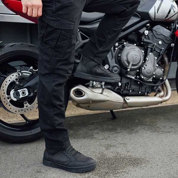 merlin_jeans_denim_remy-2-d3o-cargo_black_lifestyle3.jpg