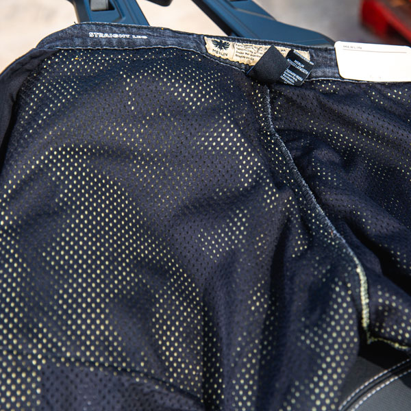 merlin_jeans_lapworth_black_lifestyle8.jpg