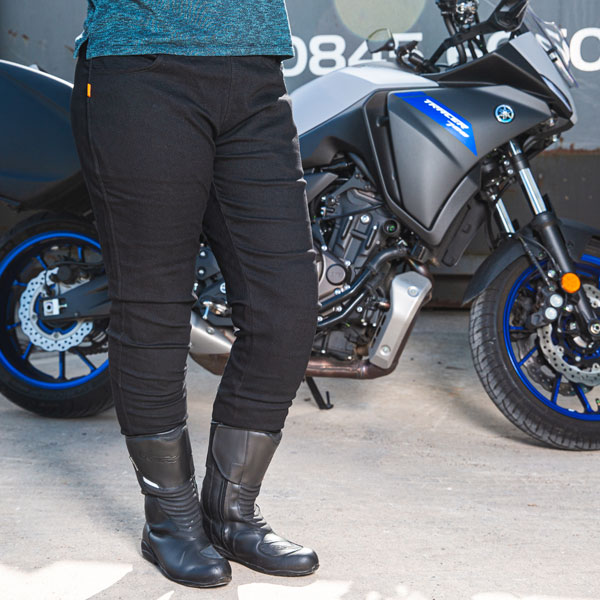merlin_ladies_jeans-denim_riley_black_lifestyle1.jpg