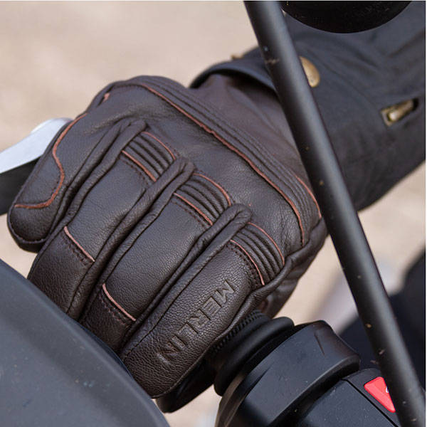 merlin_leather-gloves_minworth_dark-brown_lifestyle2.jpg