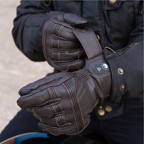 merlin_leather-gloves_minworth_dark-brown_lifestyle3.jpg