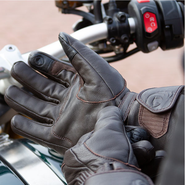 merlin_leather-gloves_minworth_dark-brown_lifestyle4.jpg