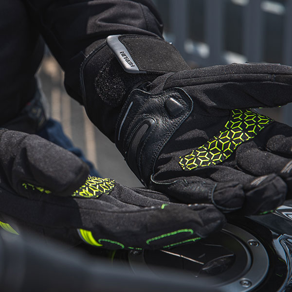 merlin_leather-textile-gloves_tess-2_black-yellow_lifestyle-11.jpg